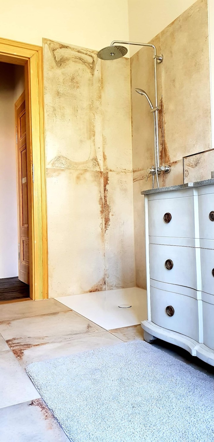 Hochwertig eingerichtetes Bad