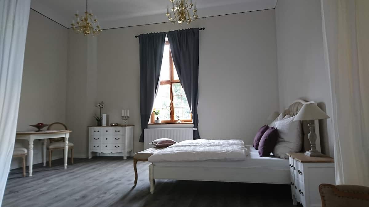 Modern eingerichtetes Zimmer auf Schloss Brandis