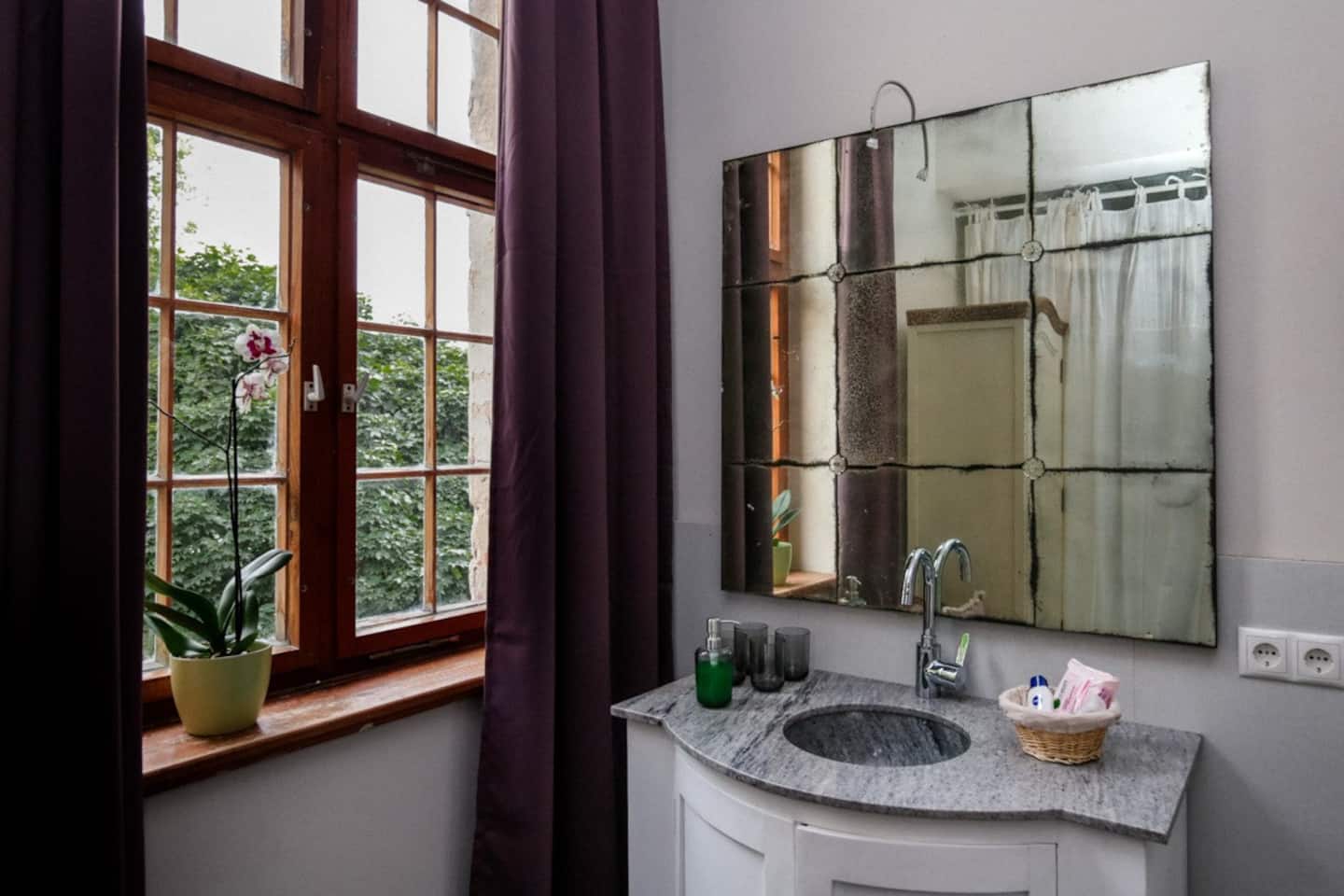 Stilvoll eingerichtetes Bad - Übernachten auf Schloss Brandis