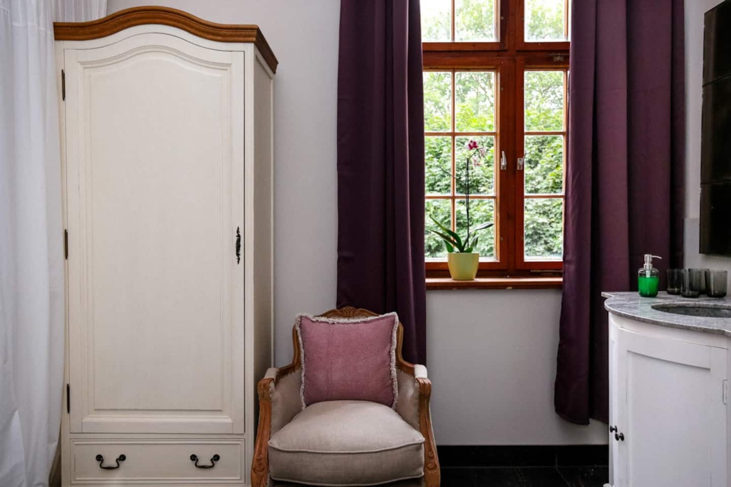 Stilvoll und modern eingerichtetes Zimmer